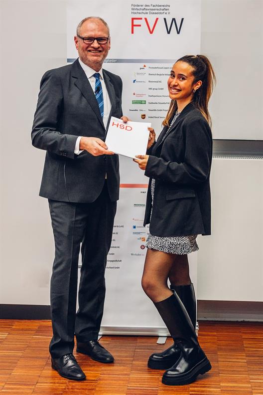 Prüfungsausschussvorsitzender Prof. Dr. Peter C. Fischer gratulierte allen Graduierten persönlich